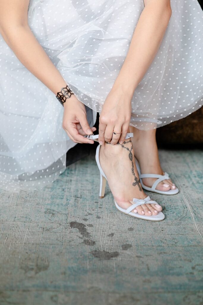 Inspiration mariage années 50 en rouge et bleu avec papeterie en cuir