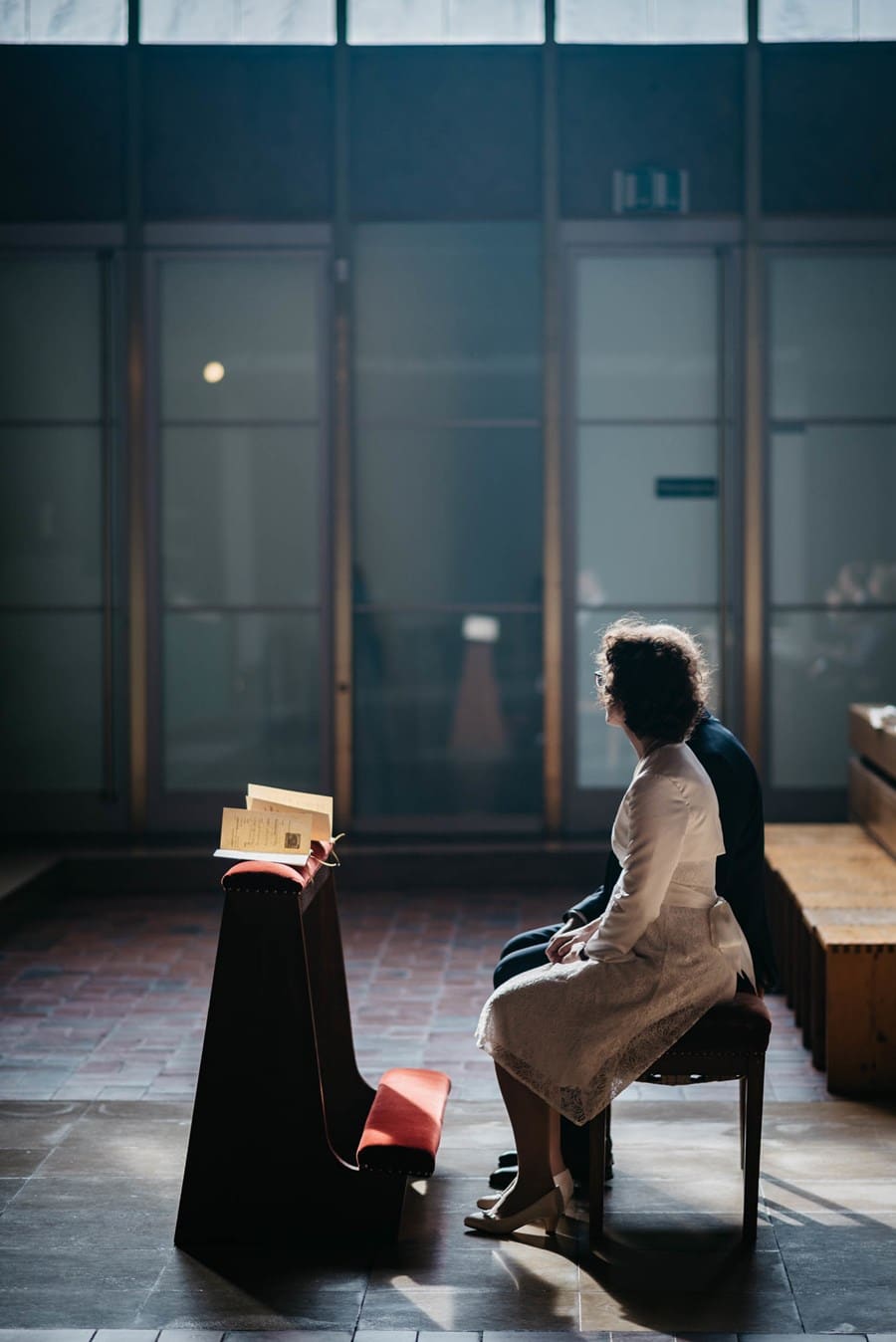 Jeu de lumière dans une église moderne à Munich