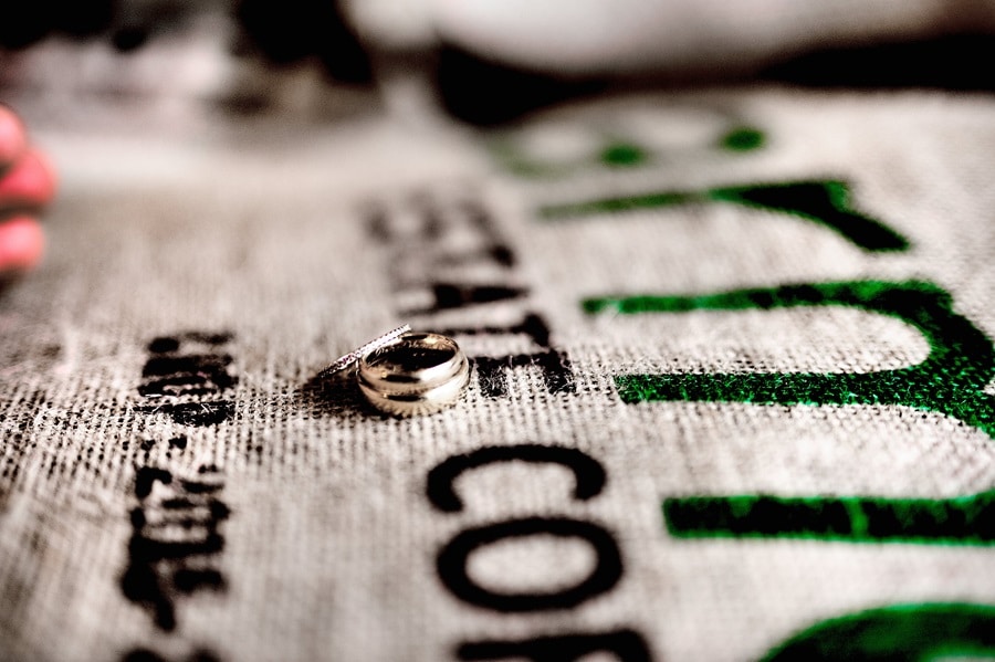 Mariage moderne à Munich avec un couple en tournage au Viktualienmarkt
