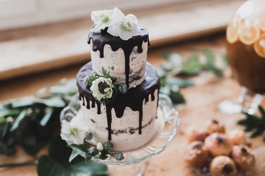 Gâteau dégoulinant de chocolat noir : idées pour un mariage élégant en vert et or