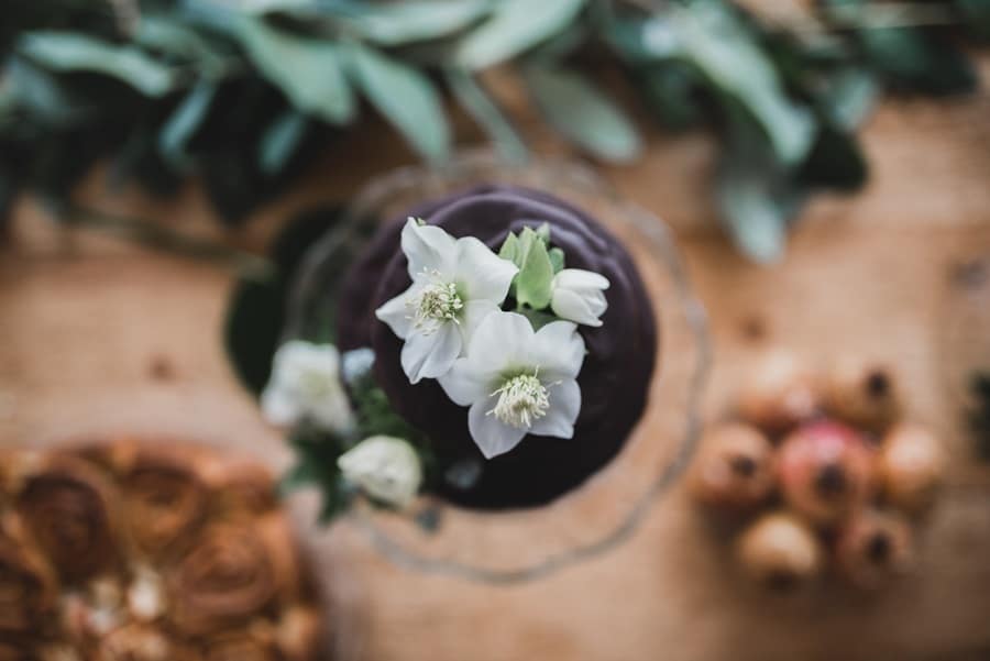Gâteau dégoulinant de chocolat noir : idées pour un mariage élégant en vert et or