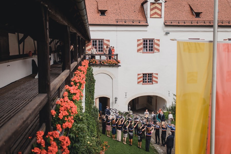 Mariage classique au château de Kronburg dans l'Allgäu