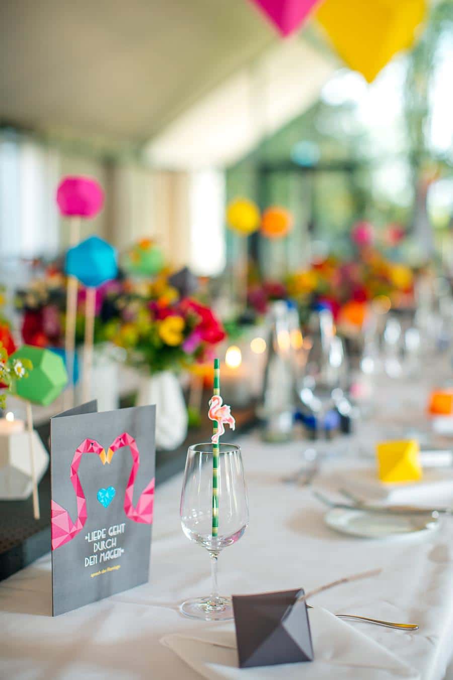 Mariage coloré, moderne, tendance : idée pour la déco de table et les fleurs