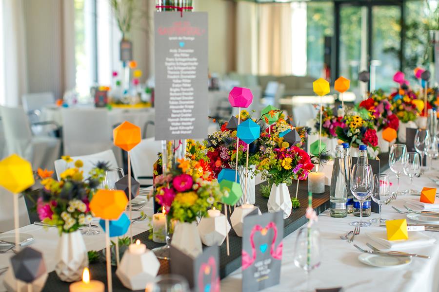 Mariage coloré, moderne, tendance : idée pour la déco de table et les fleurs