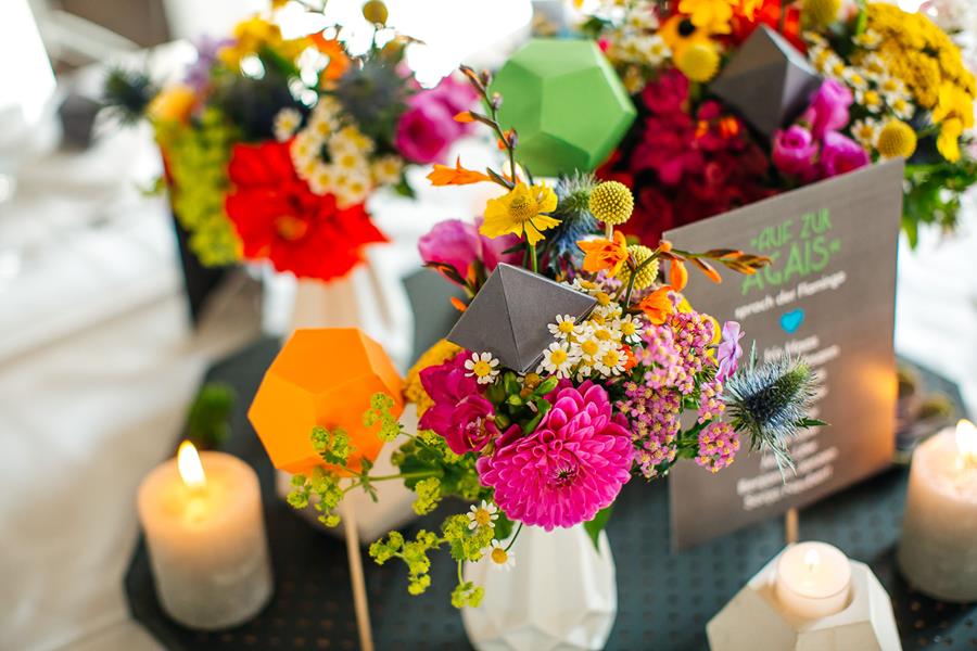 Mariage coloré, moderne, tendance : idée pour la déco de table et les fleurs