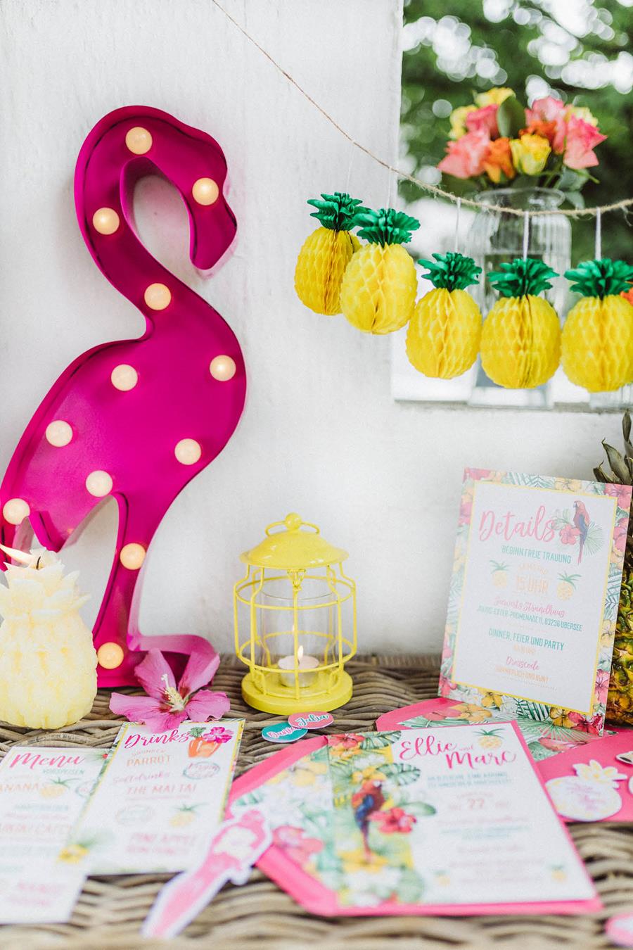 Faire-part de mariage joyeux et tendance avec flamant rose de Cariz Design