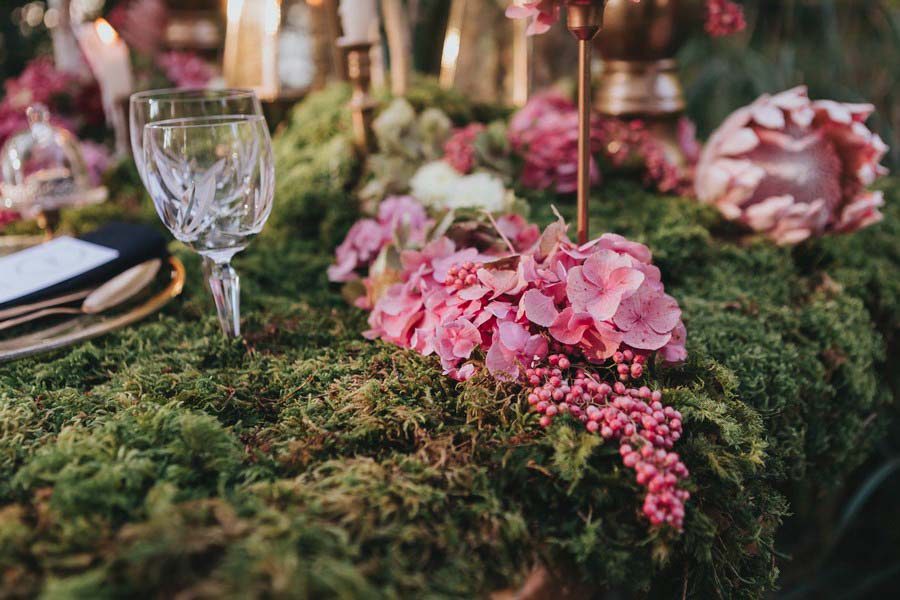 inspiration-mariage-vintage-nature-mousse-rose-vert-or-protea-decoration-de-table-6