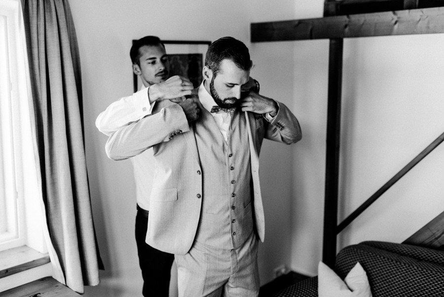 Mariage d'été romantique avec une cérémonie de mariage gratuite dans le jardin de Kitty Fried