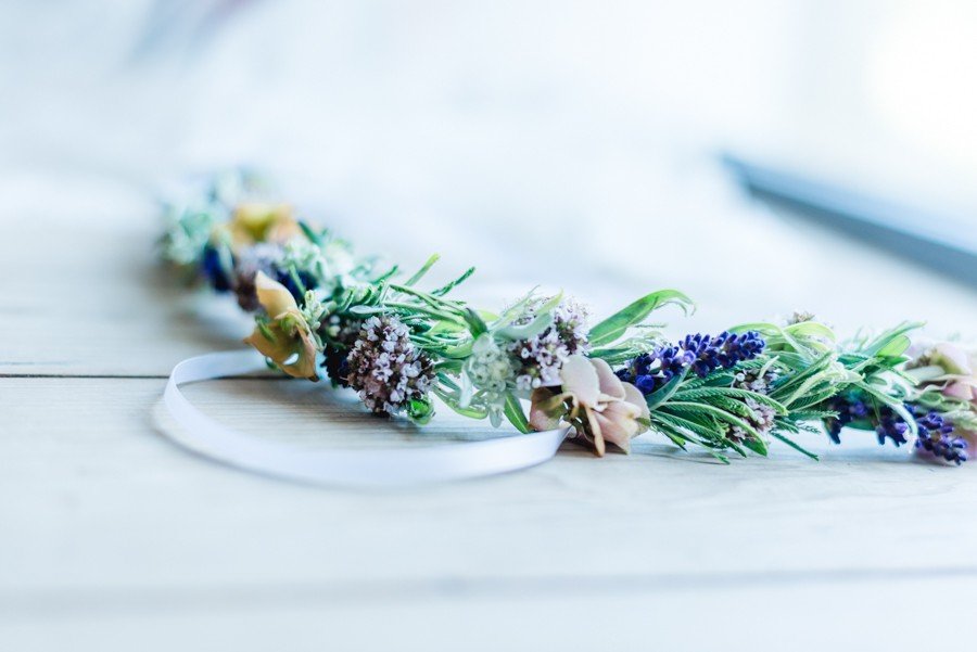Petite couronne florale pour une mariée bohème d'été