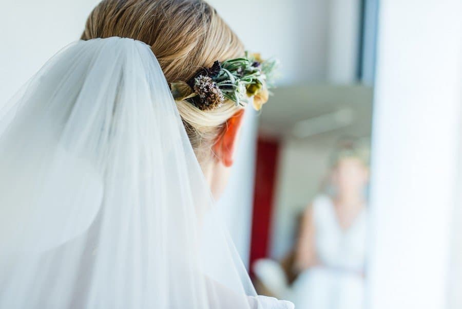 Mariage d'été romantique avec une cérémonie de mariage gratuite dans le jardin de Kitty Fried