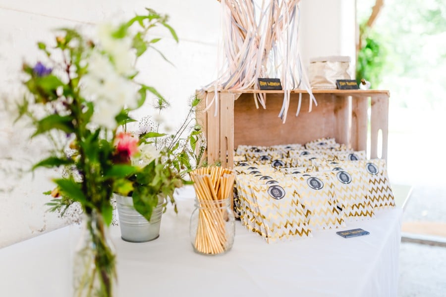 Mariage bohème romantique avec cérémonie gratuite dans le jardin de Kitty Fried