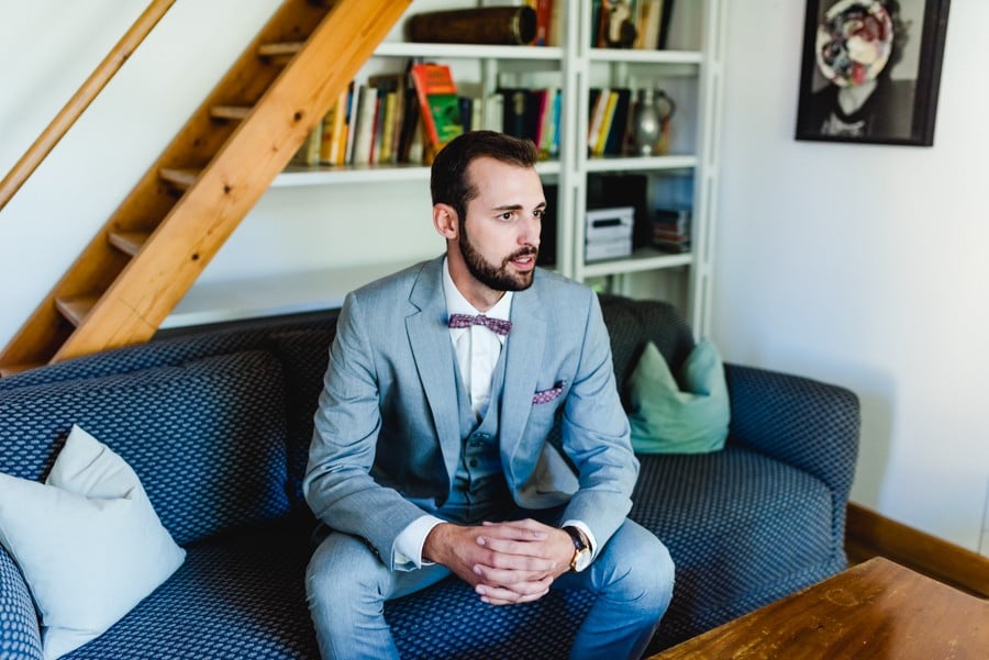 Mariage d'été romantique avec une cérémonie de mariage gratuite dans le jardin de Kitty Fried
