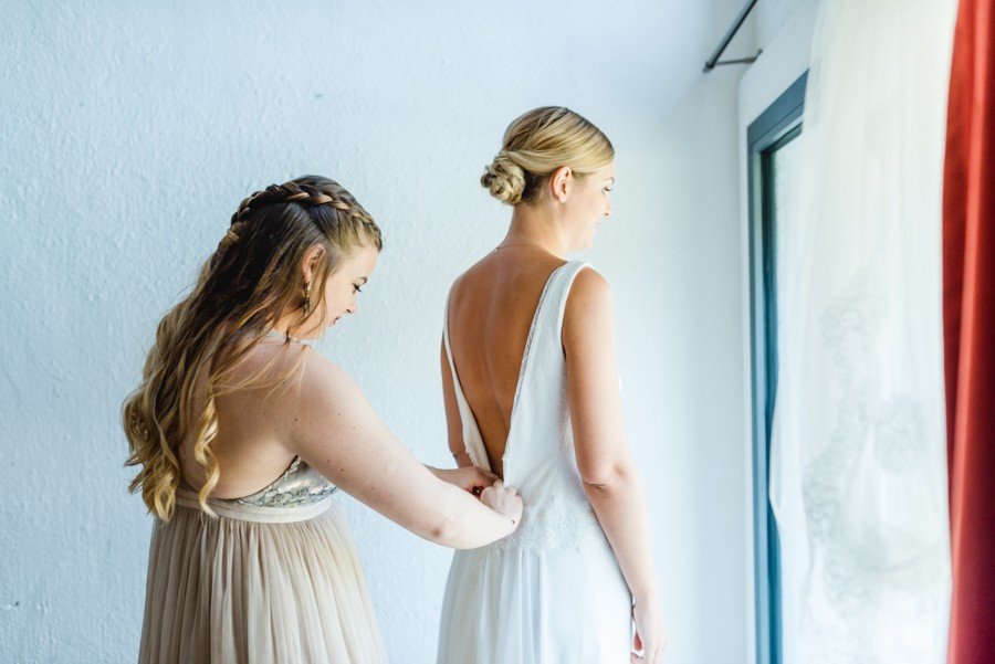 Mariage d'été romantique avec une cérémonie de mariage gratuite dans le jardin de Kitty Fried