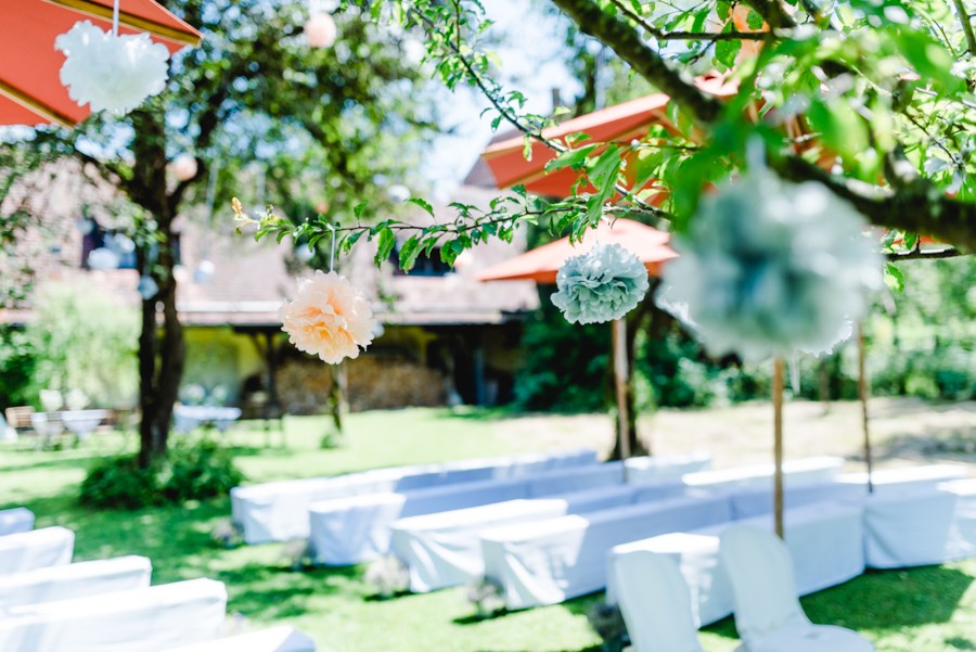 Mariage d'été romantique avec une cérémonie de mariage gratuite dans le jardin de Kitty Fried