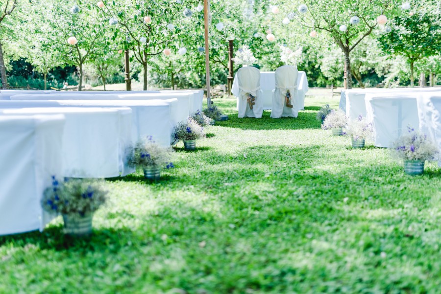 Mariage d'été romantique avec une cérémonie de mariage gratuite dans le jardin de Kitty Fried