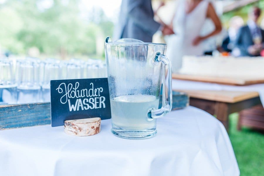 Mariage d'été romantique avec une cérémonie de mariage gratuite dans le jardin de Kitty Fried