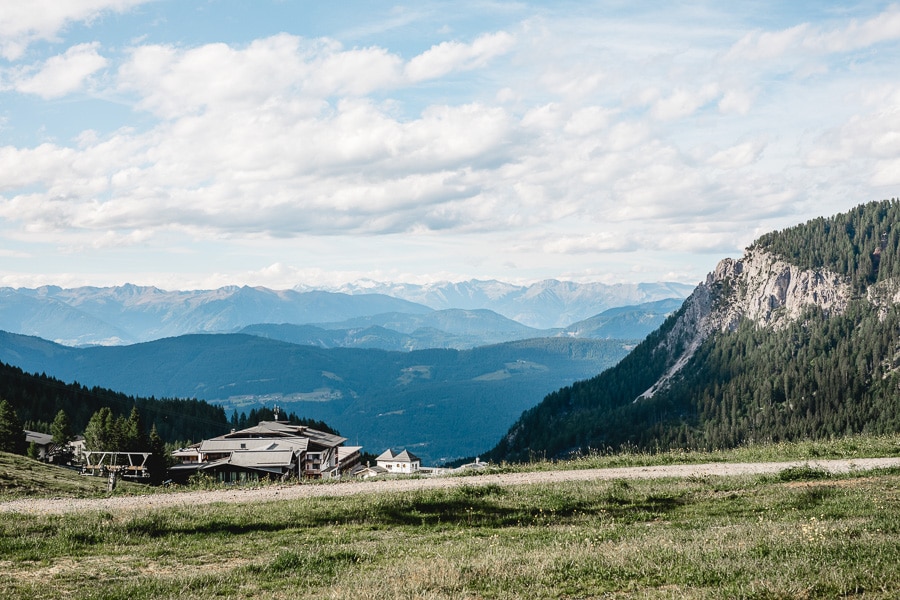 Séance photo de couple dans un style bohème dans les montagnes de Carinthie