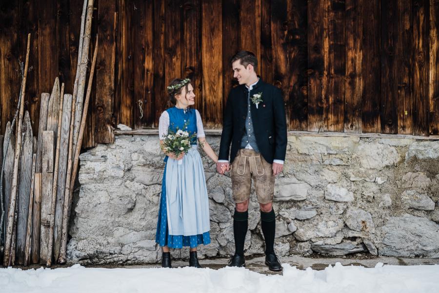 Mariage d'hiver à la montagne en bleu et blanc