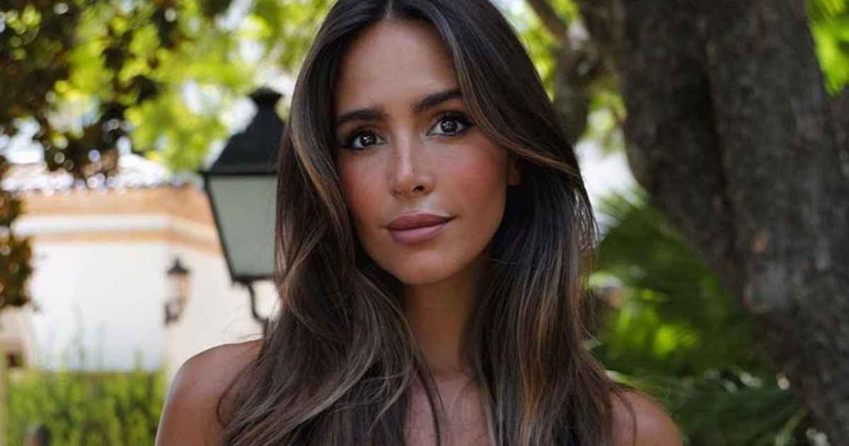 La robe à plumes de Rocío Osorno, parfaite pour les anniversaires, baptêmes et mariages : elle est verte et de chez Zara