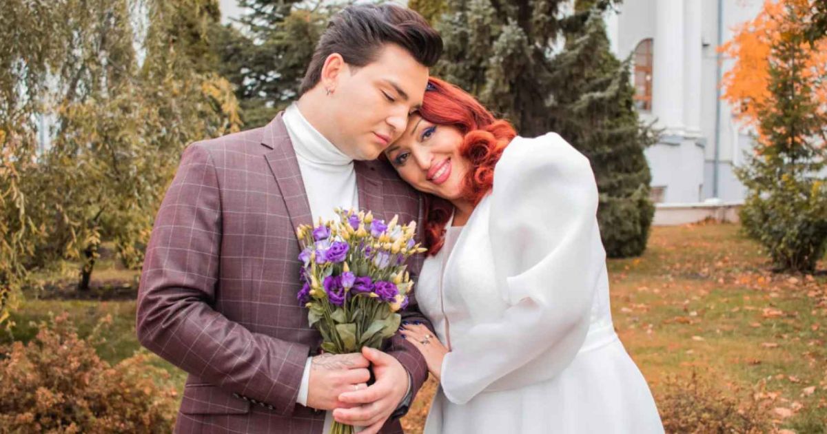 Scandale en Russie : une chanteuse populaire épouse son fils adoptif, de 30 ans son cadet