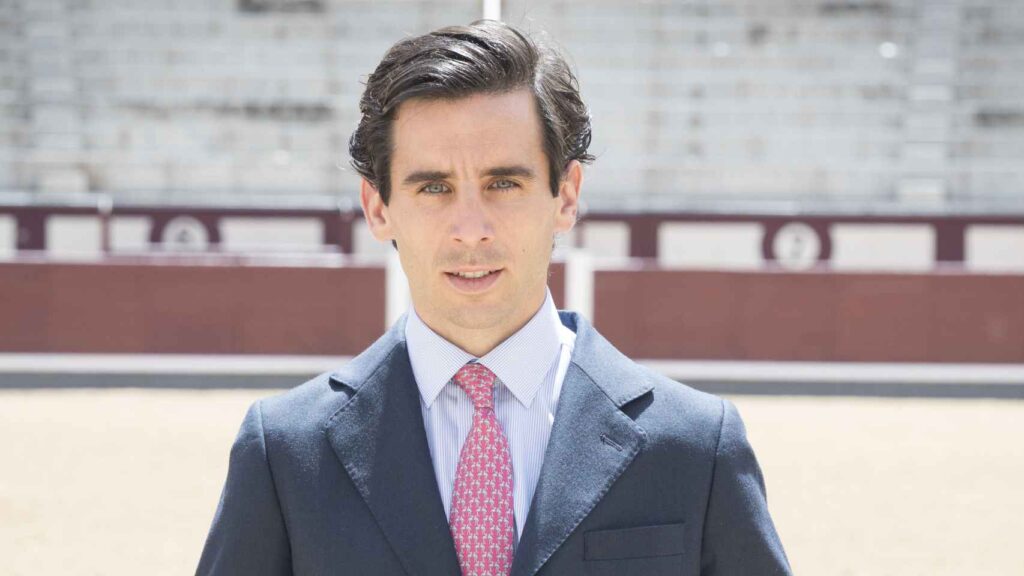 El torero Juan Ortega recibiendo un premio en Madrid, en junio de 2021.