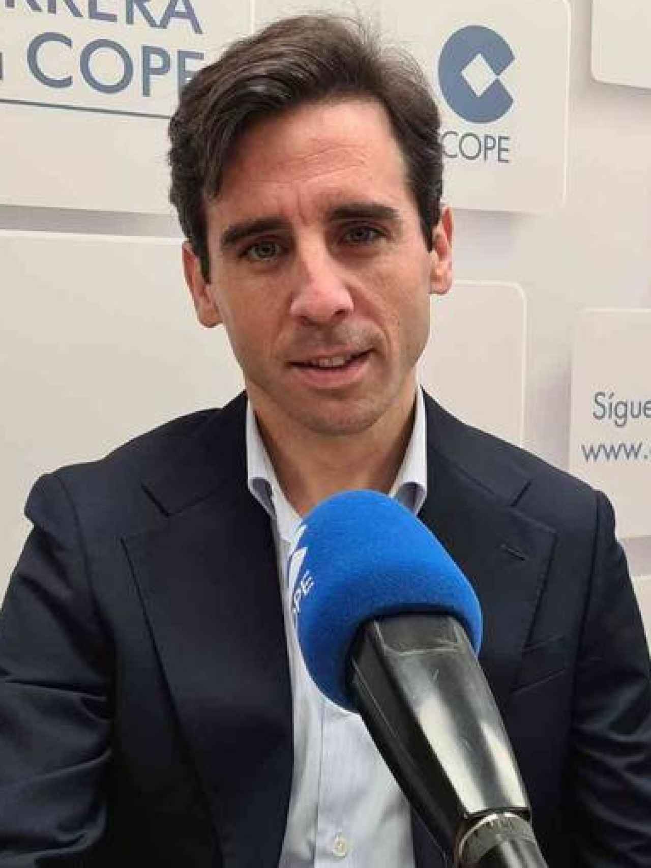Le Sévillan, posant, avec un sourire timide, dans le studio d'enregistrement de 'Herrera en COPE'.