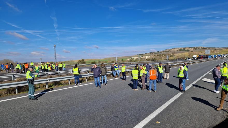 Les agriculteurs de La Guareña ont coupé l'autoroute A-62, à Castrillo