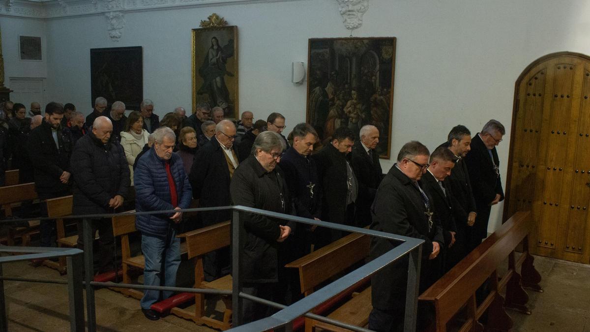 Asisentes a la asamblea de la Hermandad Penitencial de la Buena Muerte.