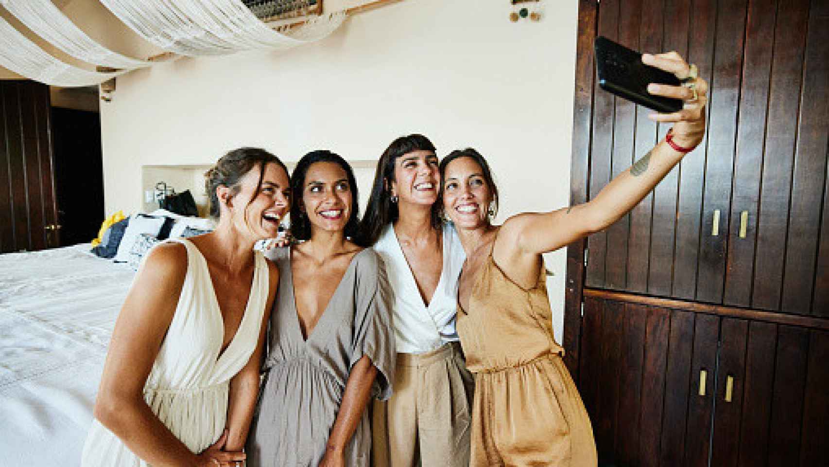 Invitadas en una boda con la novia