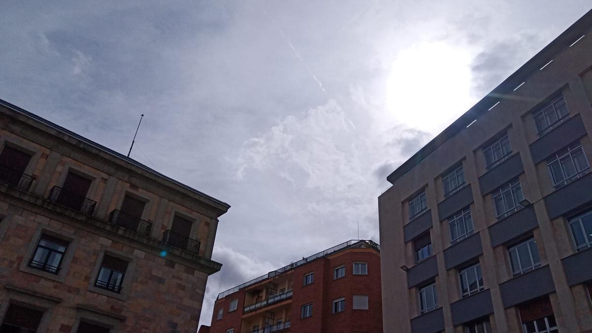 El sol asoma entre las nubes en Zamora capital este domingo.
