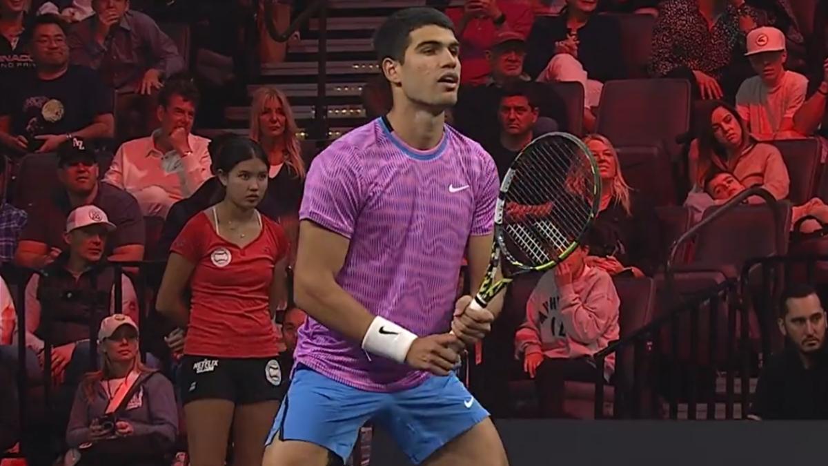 Alcaraz ante Rafa Nadal en su exhibición en Las Vegas.