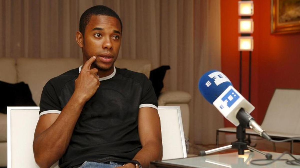 La police arrête Robinho, reconnu coupable de viol, après le rejet de l'appel de l'ancien footballeur