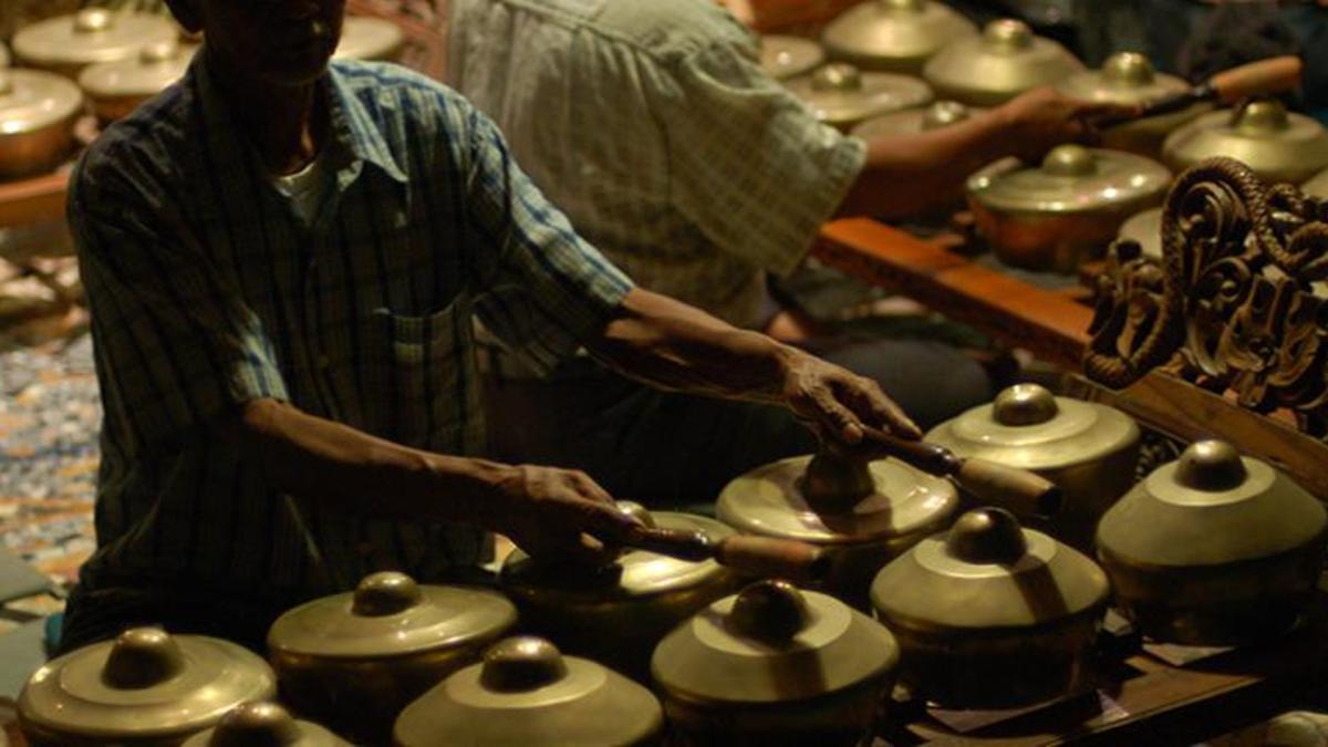 Músico indonesio tocando el bonang.