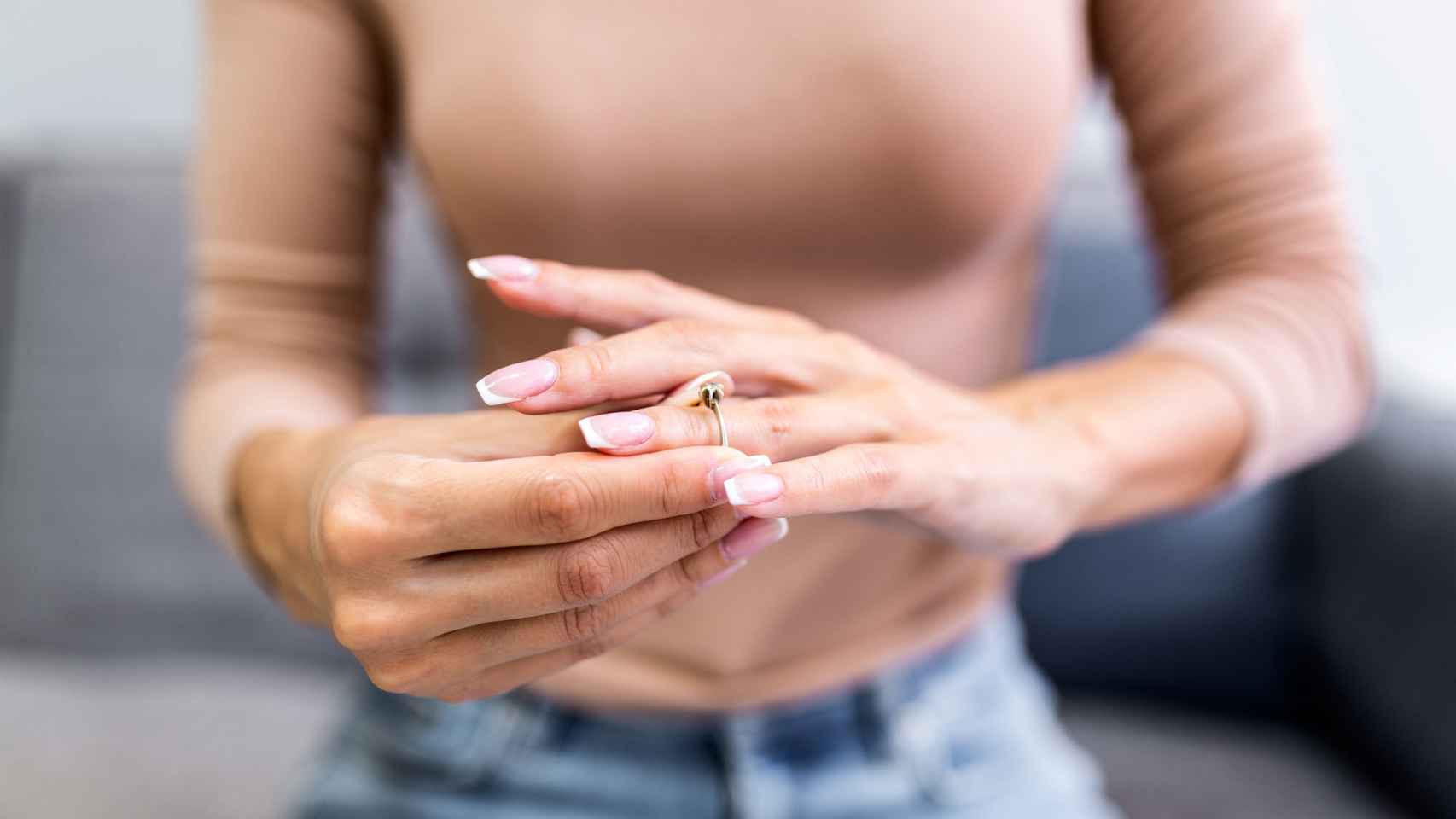 Que signifie être bigame ?  Le problème d'avoir deux mariages simultanés