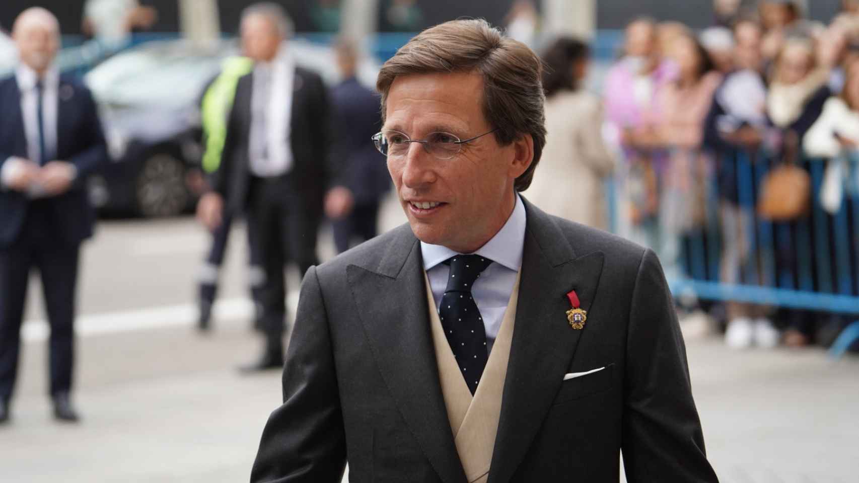 Martínez-Almeida con el emblema.