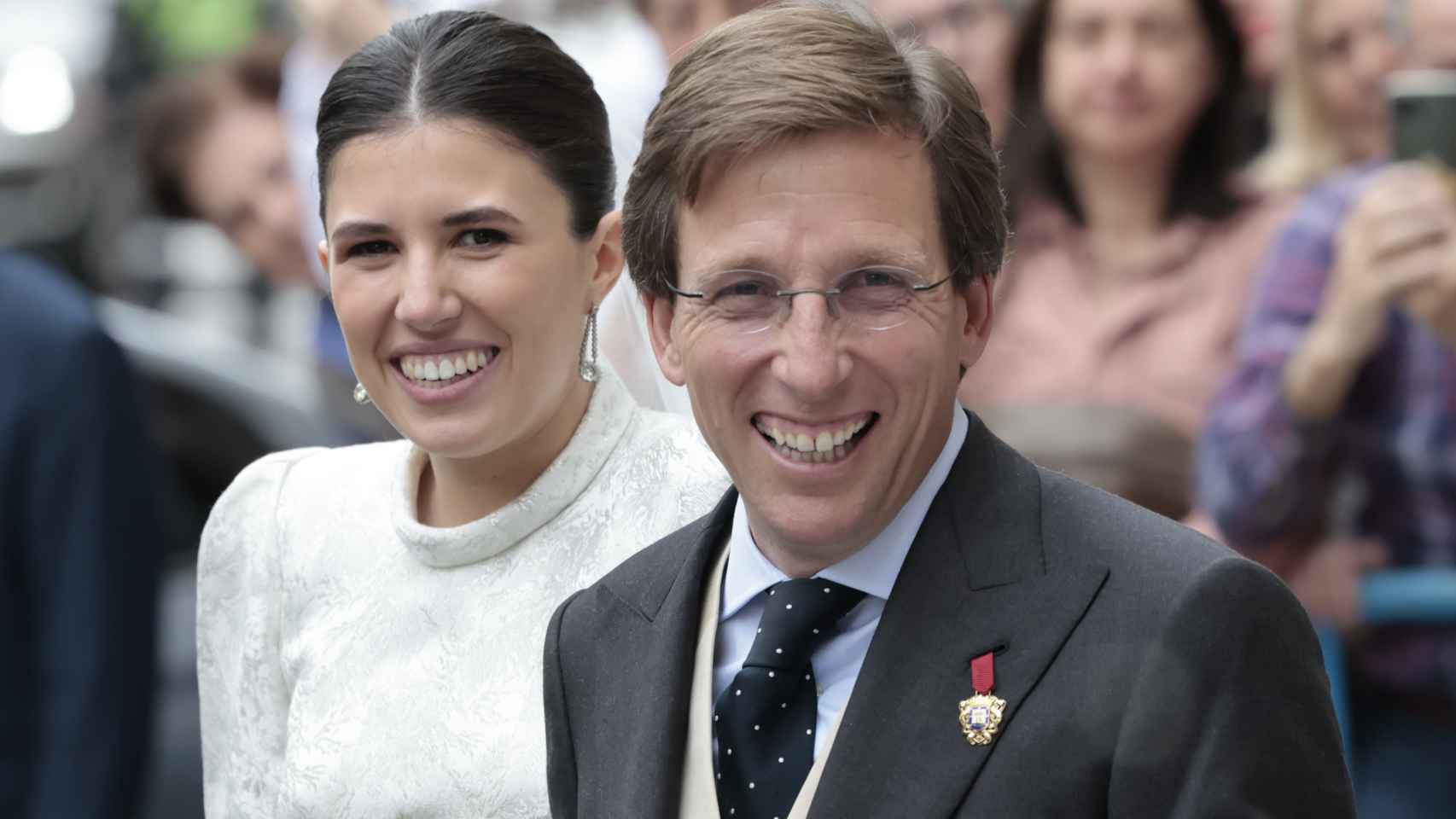 Que la population critique le mariage d'Almeida !