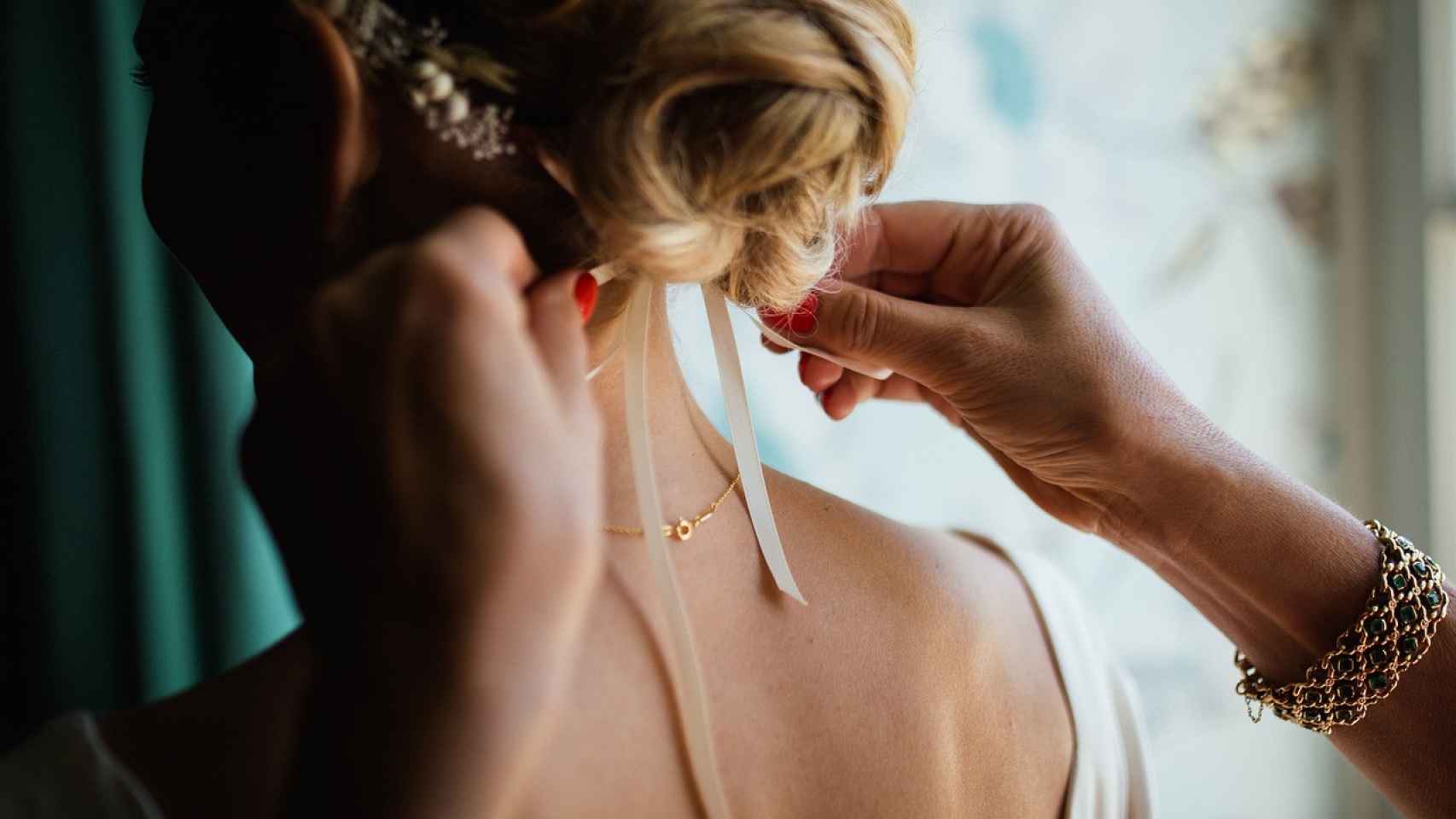Una novia realizando la prueba de peinado.