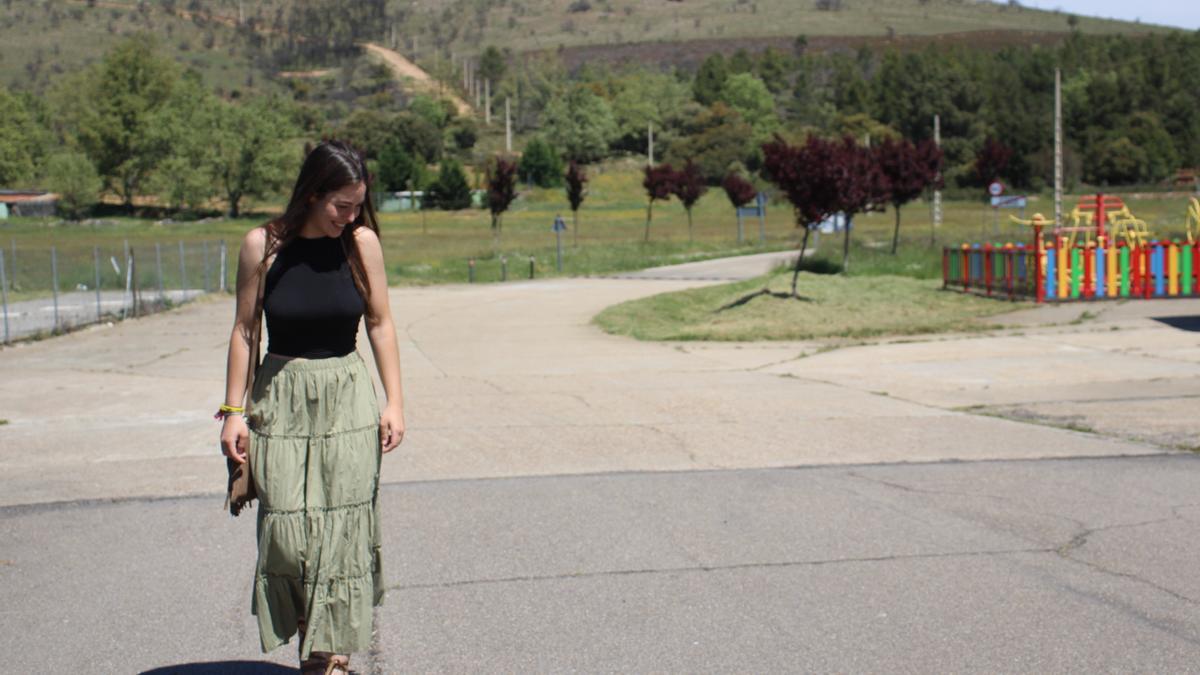 Lucía Bartolomé, de 23 años, pasea por las calles de Otero de Bodas, uno de los pueblos arrasados por los incendios de 2022, donde fue la única mujer de la brigada Sahechores que participó en las labores de extinción y evacuación.