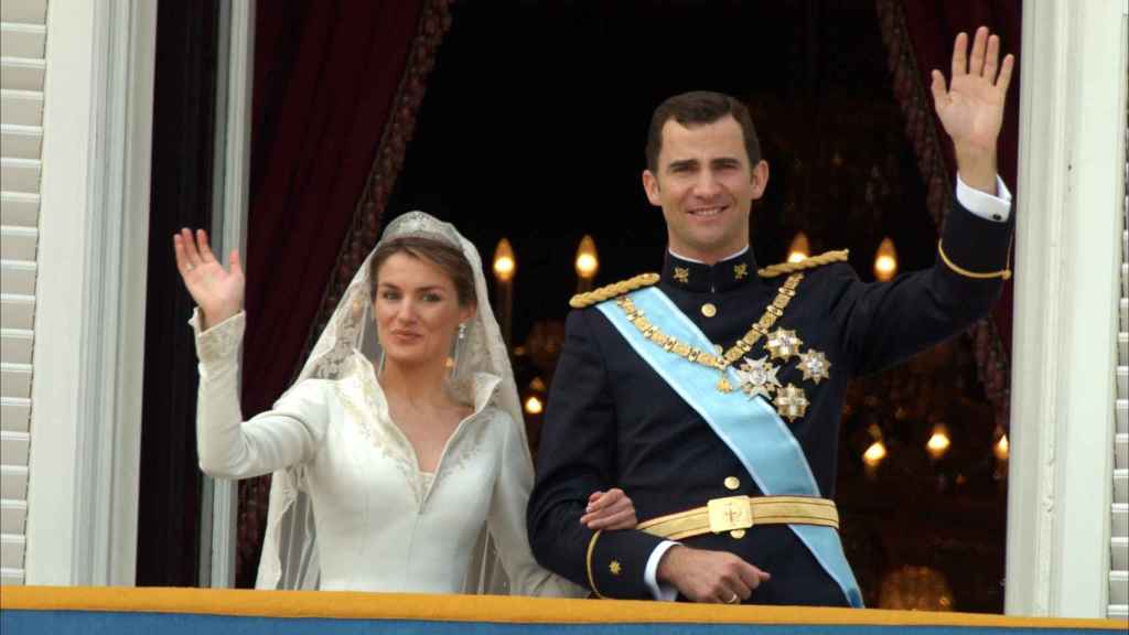 Felipe VI et Letizia Ortiz se saluent le jour de leur mariage
