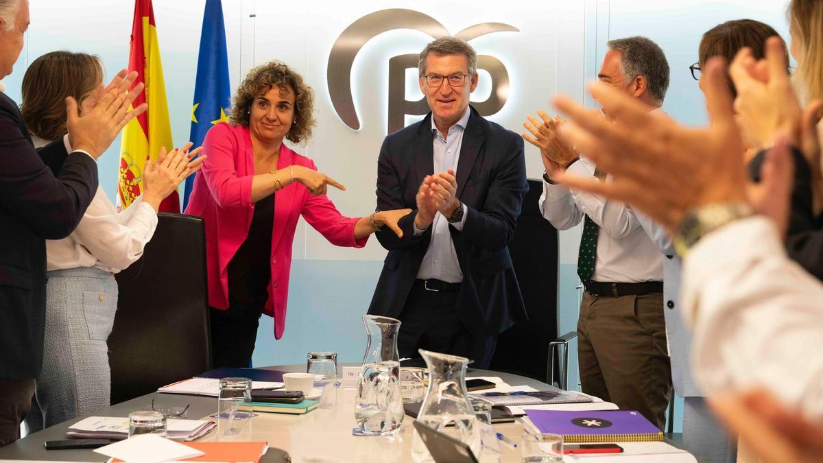 Aplausos en el comité de dirección del PP, este lunes, con Montserrat (jefa de campaña de las catalanas) y Feijóo como protagonistas.