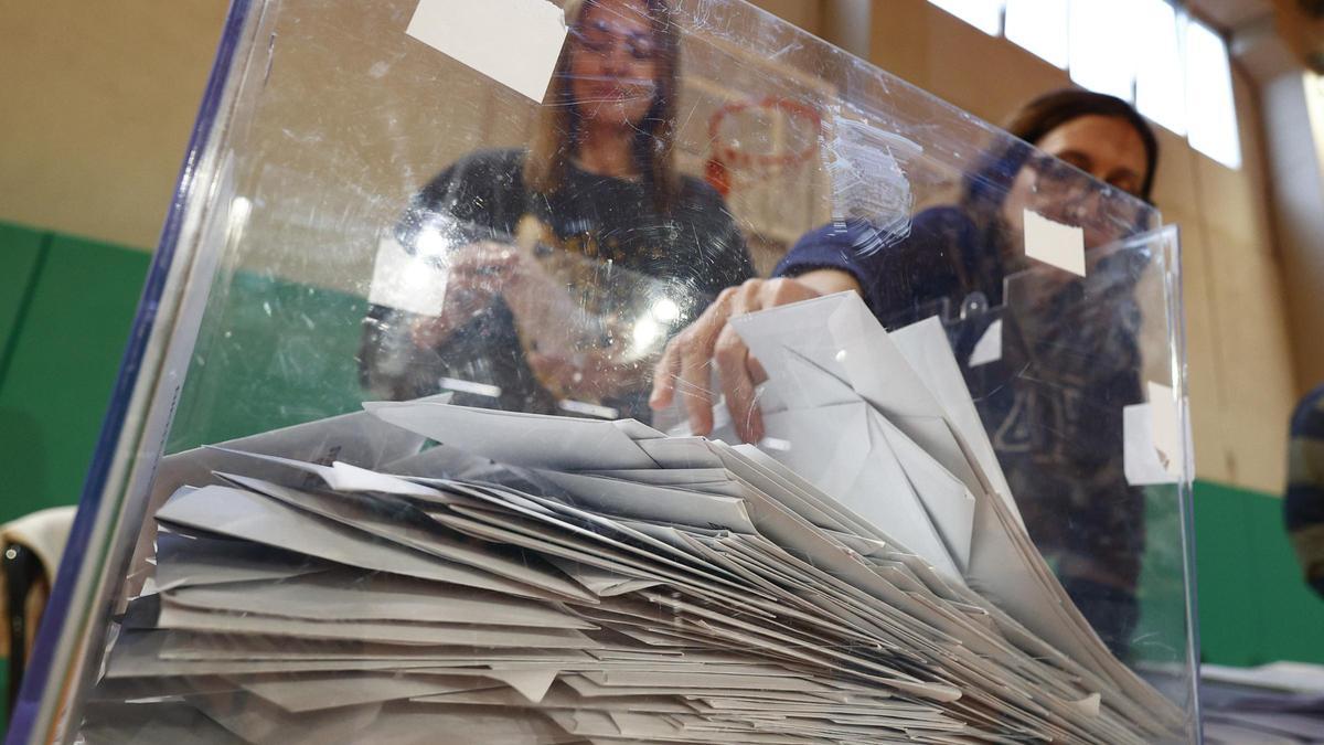 Una mesa electoral de Barcelona inicia el recuento de los votos de las elecciones catalanas.