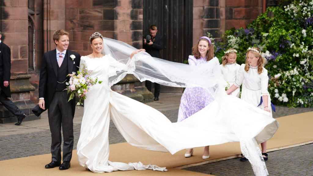 La robe impressionnante de la mariée à sa sortie de l'église.
