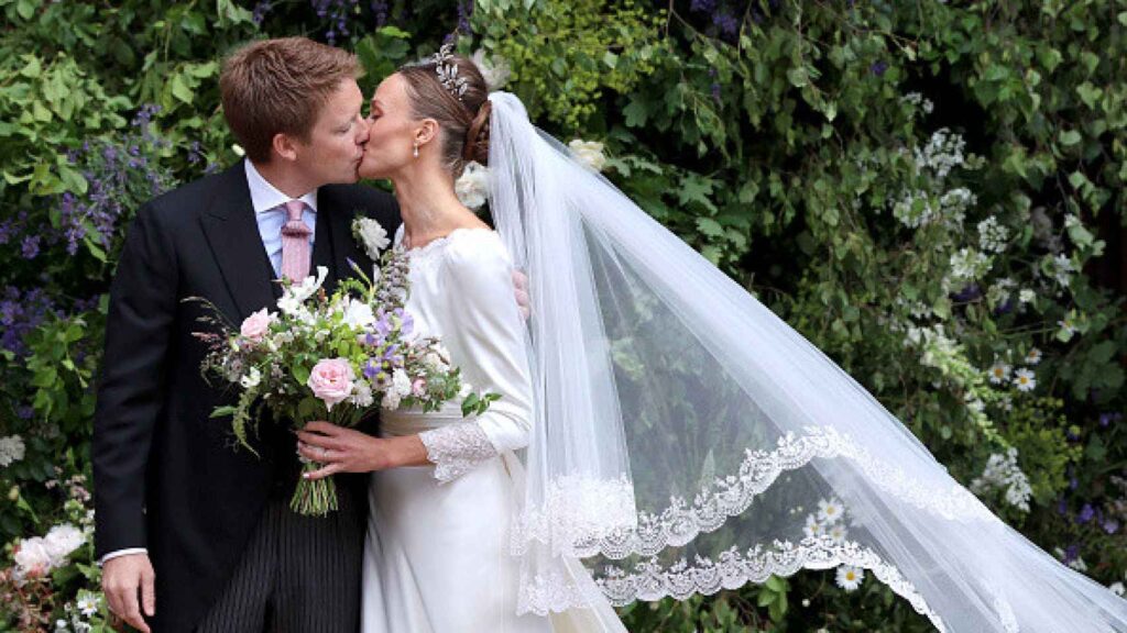 Hugh Grosvenor, duque de Westminster, y Olivia Henson, besándose tras darse el