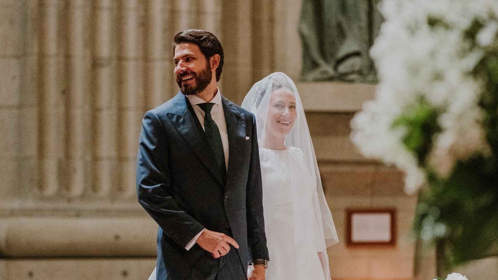 Carola Escámez junto a su flamante marido, Roberto Martín, tras darse el