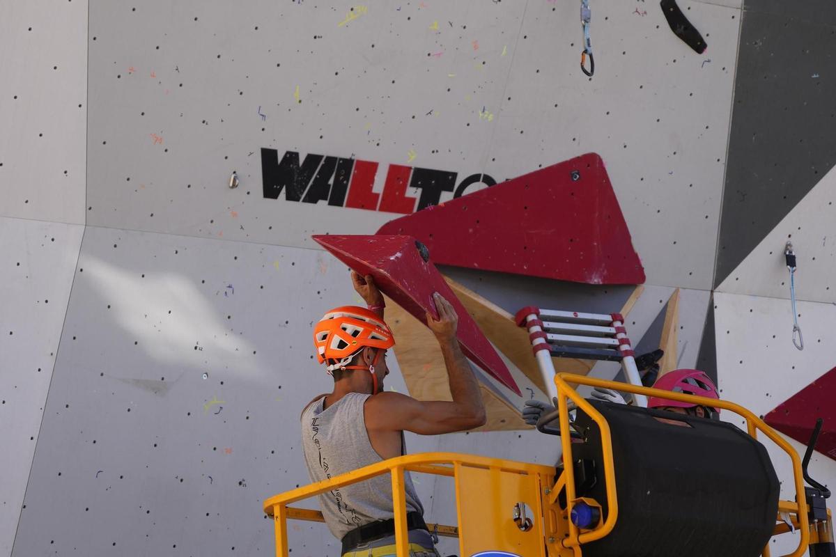 Un des « Routsetters » ou pourvoyeurs de la Fédération réalisant les parcours de la finale sur le mur de difficulté.