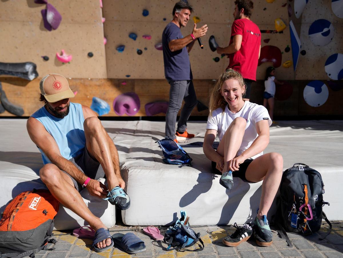 Chris Sharma (à gauche) et Shauna Coxsey (à droite) se préparent à donner une clinique sur le mur de bloc.