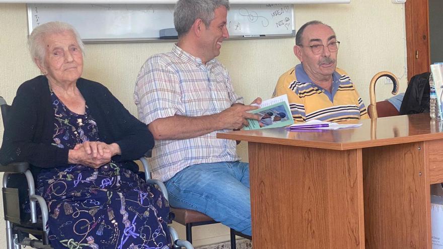 Amanda Martín y José Benéitez acompañan a Gabriel García, durante la presentación del libro «Un pañuelo de papel» en Trilema.