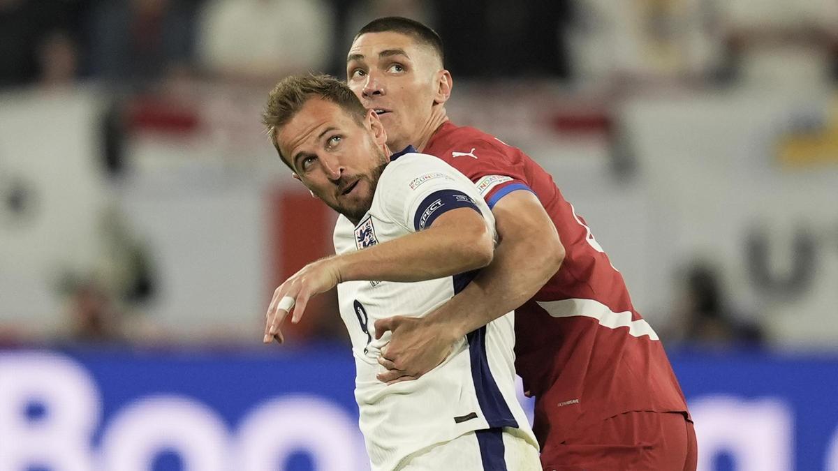 Kane et Milenkovic s'embrassent, ils attendent un ballon des yeux.