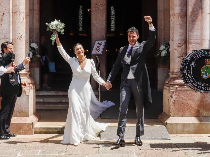 Juancho, neveu d'Ana Obregón, avec son épouse Cristina Gutiérrez, quitte la basilique pour devenir mari et femme.