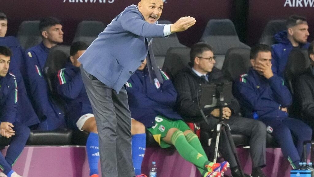 Spalletti imparte instrucciones durante el Italia-Albania.